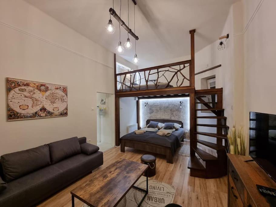 Vintage Apartman In City Center Miskolc Exterior photo